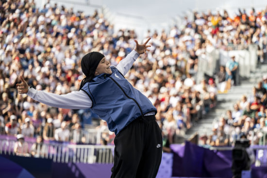  B-Girl Nicka finishing the round