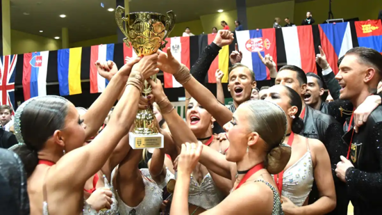 Grün-Gold-Club Bremen with trophy at Formation Latin 2024